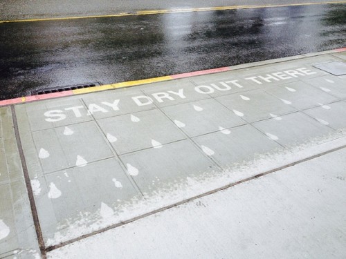 STREET ART : comment rendre les gens heureux quand il pleut !