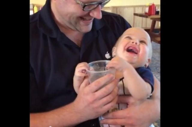 Ce bébé boit de l'eau pour la première fois 2