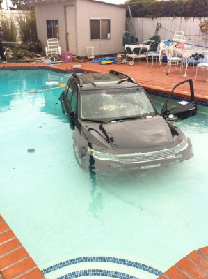 voiture dans la piscine
