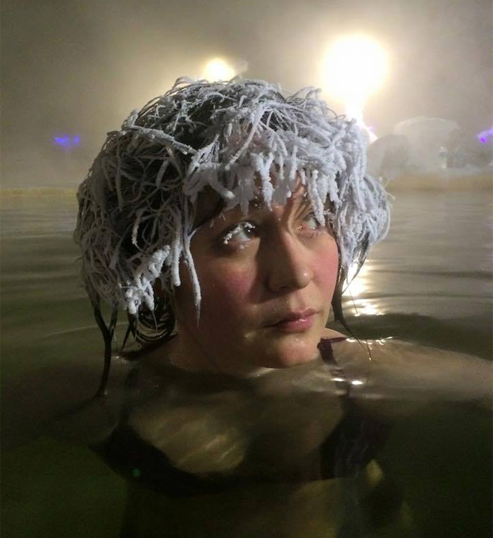 Incroyable concours de cheveux gelés dans des sources d'eau chaude au Canada 1