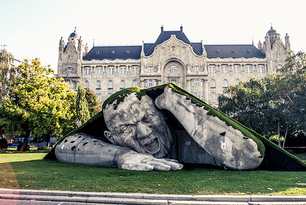 Admirez cette magnifique sculpture géante sur une place publique de Budapest 2