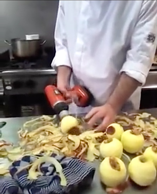 TUTO : Comment éplucher des pommes rapidement 
