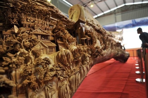 IMPRESSIONNANT : une sculpture sur bois de 12 mètres !