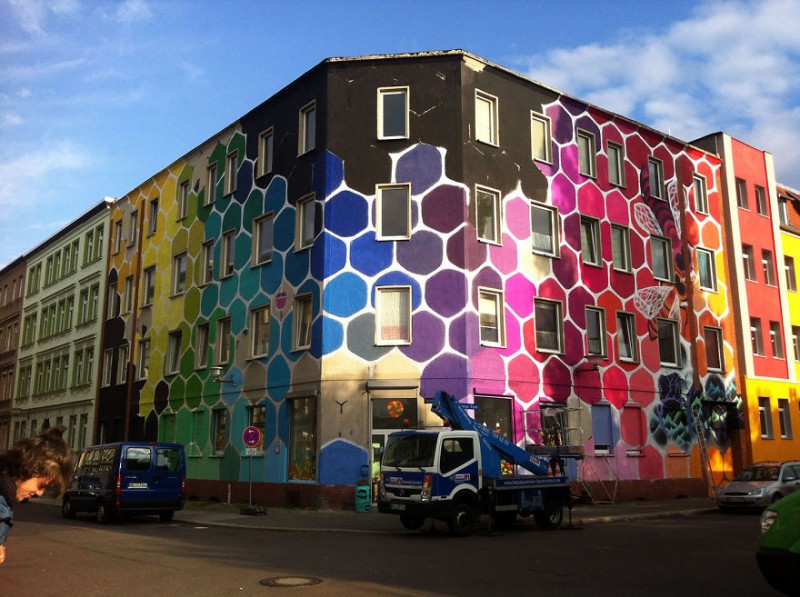 STREET ART : un immeuble en Allemagne coloré en nid d'abeille en 13 photos 7
