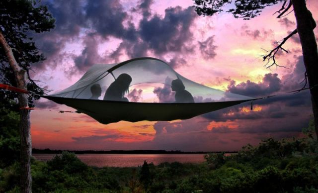 Dormez au plus près des étoiles grâce à cette tente suspendue ! 2